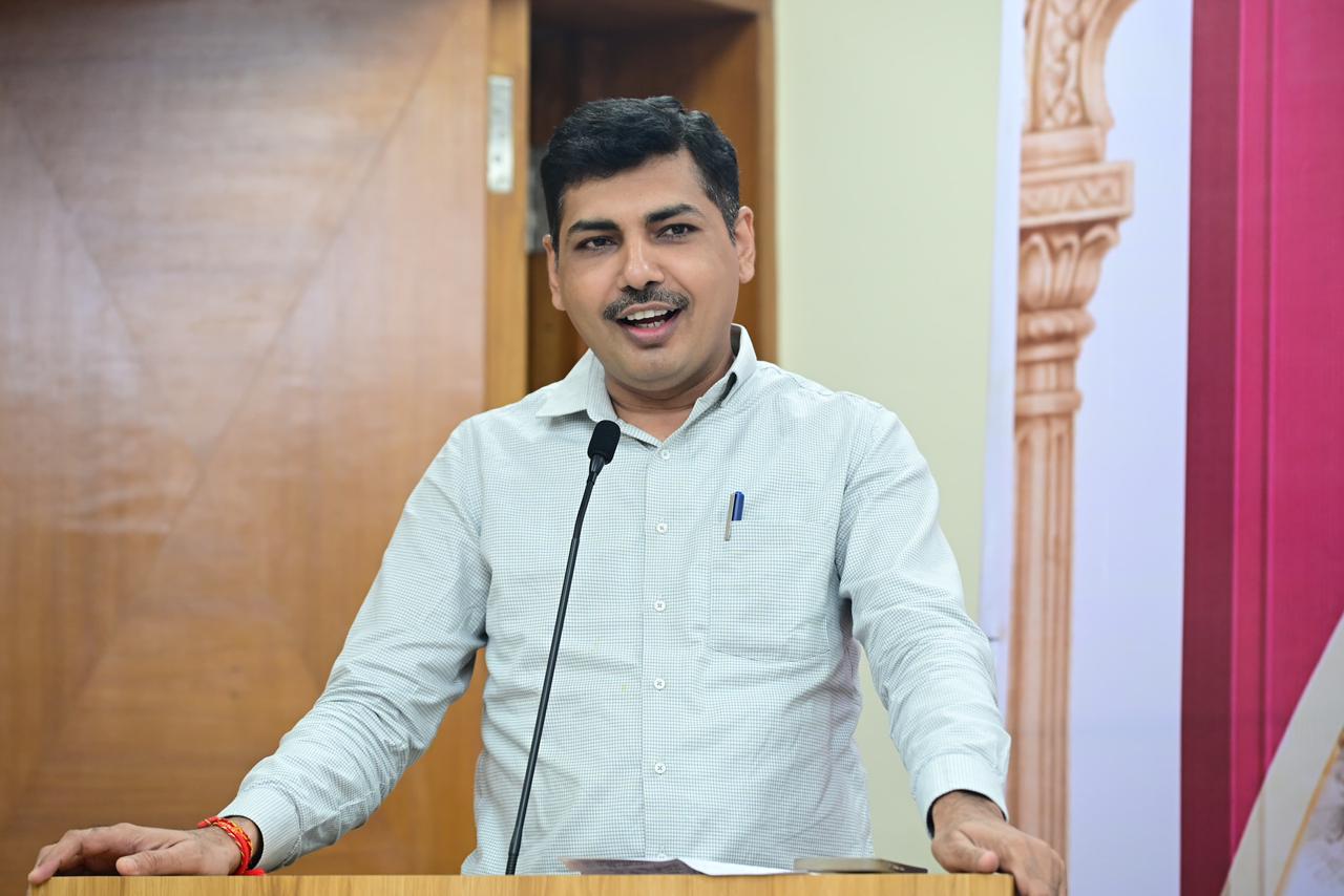 Launch of Gujarati Novel Parmasiddha – Inspiring Gujarati Literary Event Image